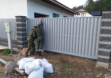 Забор из металлоштакетника с двойной зашивкой на фундаменте со столбами из бетонных блоков